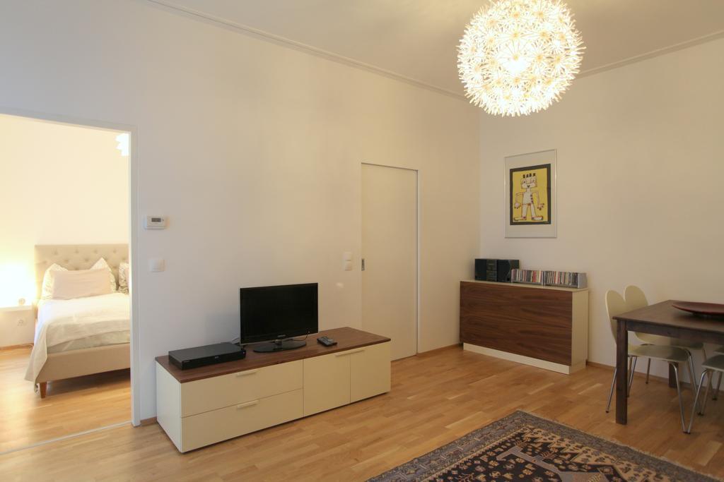 Moderne Stadtwohnung Mit Balkon Viena Habitación foto
